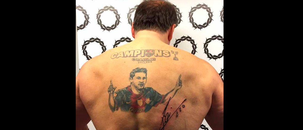 Messi le firm&oacute; la espalda y fue al tatuador para que no se le borrara