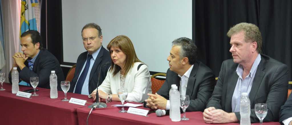 Junto a Cornejo, Bullrich les declar&oacute; la guerra a los barrabravas