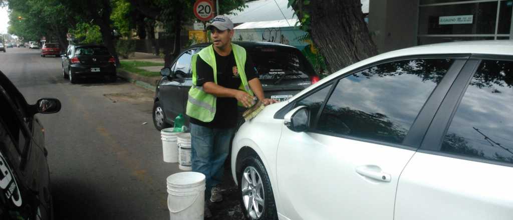 En Mendoza, si un trapito te lava el auto, te multan con $800