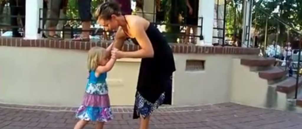 Esta nena de dos años baila el tango mejor que vos