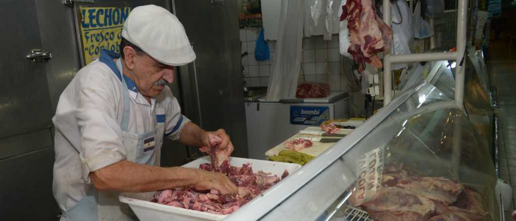 Proponen un permiso sanitario para exhibir carne molida en carnicerías