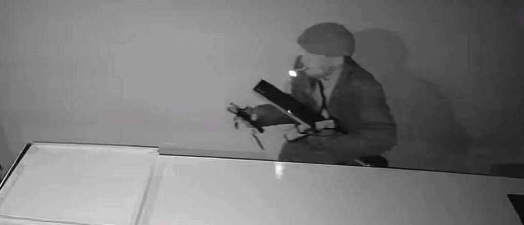 Video: al estilo "Peaky Blinders" robaron en una hamburgueser&iacute;a