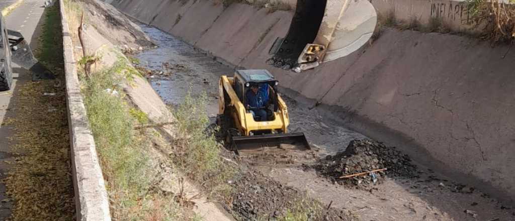 Las Heras e Hidr&aacute;ulica quitan sedimentos del Zanj&oacute;n de los Ciruelos