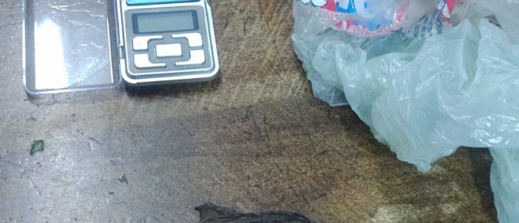 Salt&oacute; a un canal de riego para evitar ser detenido y lo tuvieron que rescatar