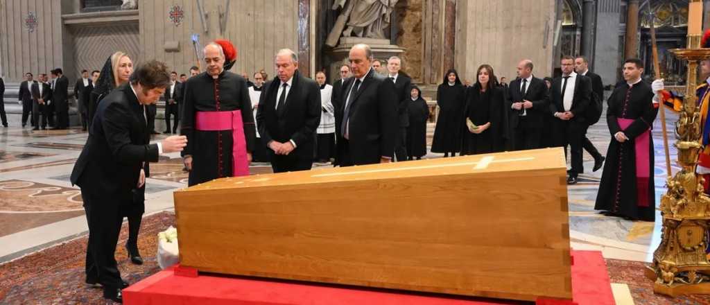 Milei carg&oacute; contra el periodismo por las cr&iacute;ticas a llegar tarde al funeral