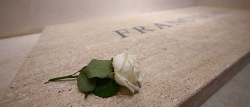 El Vaticano difundi&oacute; im&aacute;genes de la sencilla tumba del papa Francisco