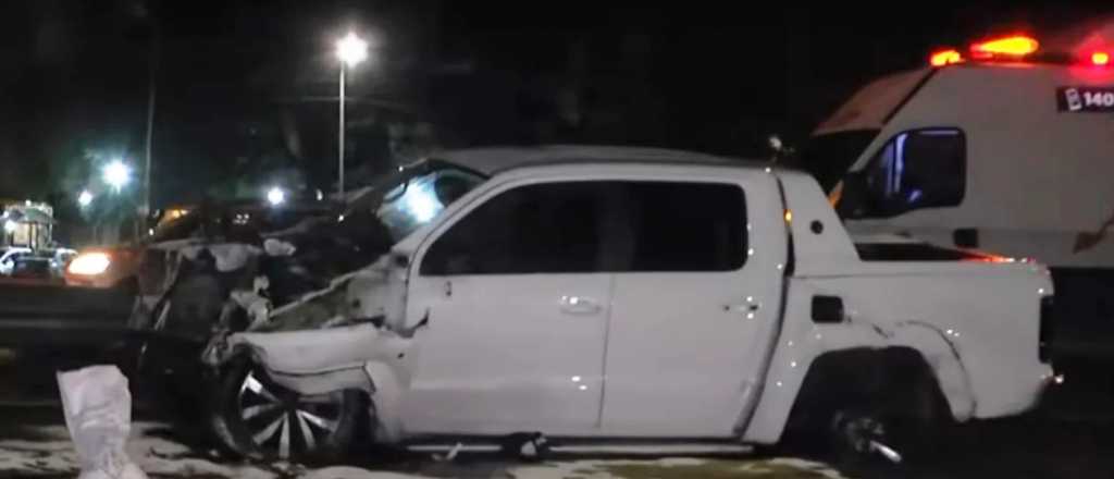 Video: una camioneta choc&oacute; contra un cartel y lo derrib&oacute;