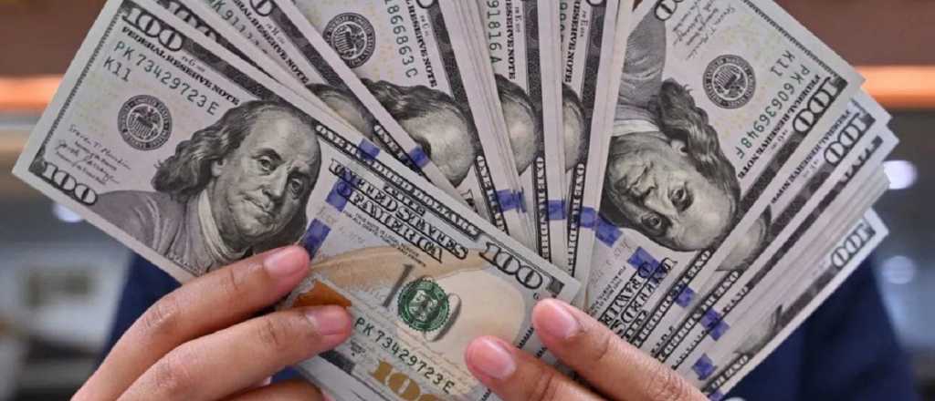 El dólar oficial subió $55 y superó ampliamente al blue