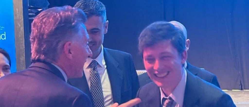 Mauricio Macri y Santiago Caputo a los abrazos en p&uacute;blico