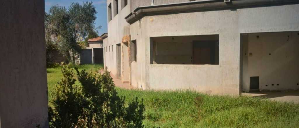 Casi a mitad de precio, rematan la ex mansión de Luis Lobos