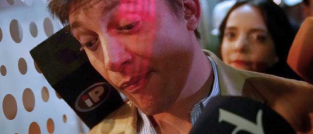 Pol&eacute;mico gesto de Santiago Caputo hacia un fot&oacute;grafo en el debate porte&ntilde;o