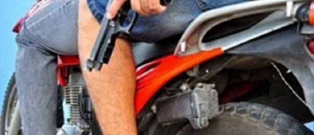 Un motochorro asaltó a tres jóvenes en el Este provincial