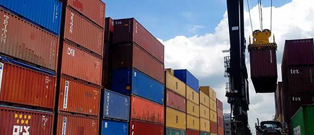 Caputo anunció la quita de retenciones a las exportaciones industriales