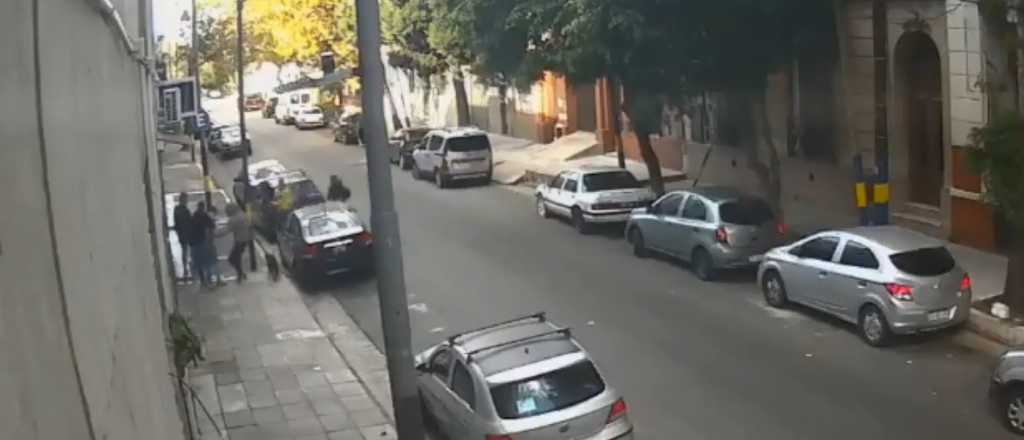 Video: cámaras registraron un violento robo piraña contra turistas en La Boca