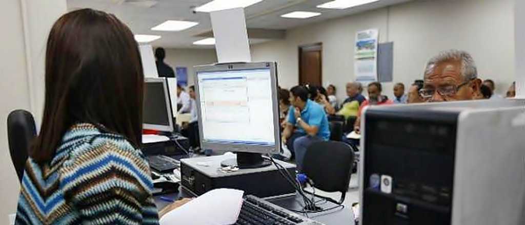 El Gobierno dio de baja a más de 35 mil empleados públicos en un año