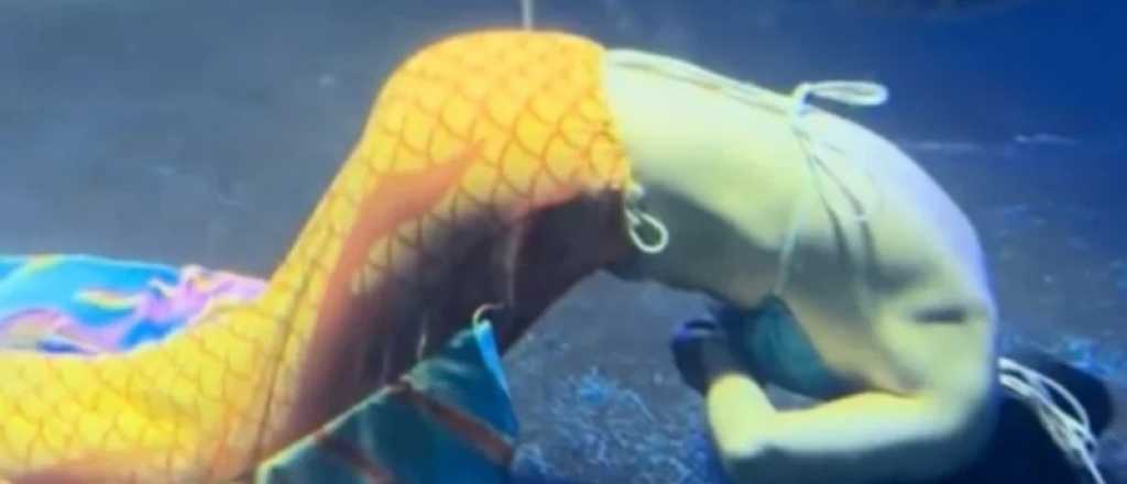 Video: interpretaba a una sirena, se desmayó y casi se ahoga