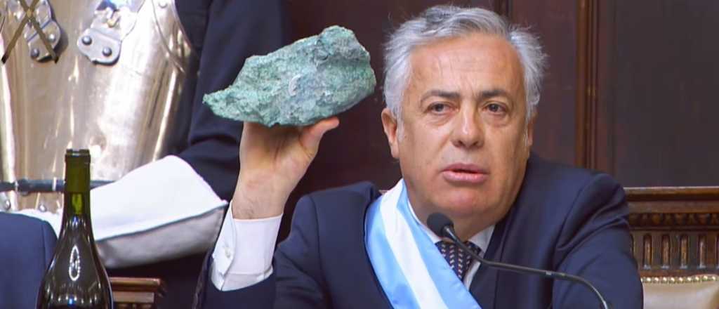 Por qué Cornejo mostró una piedra y una botella de vino en pleno discurso