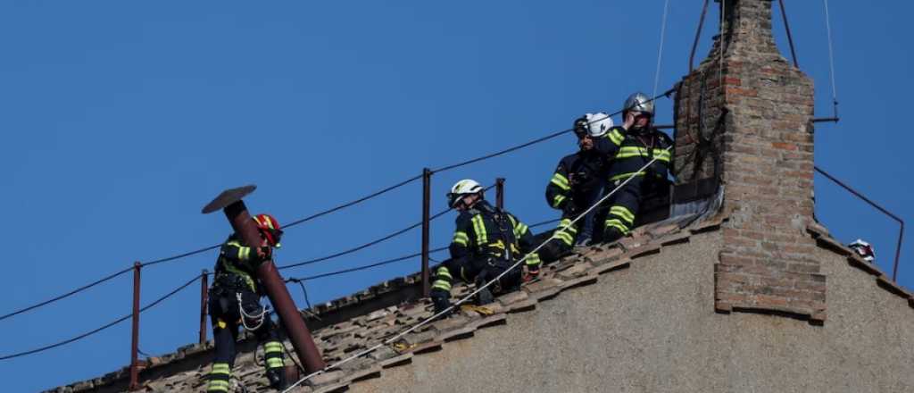 Colocaron la chimenea del "humo blanco" en la Capilla Sixtina