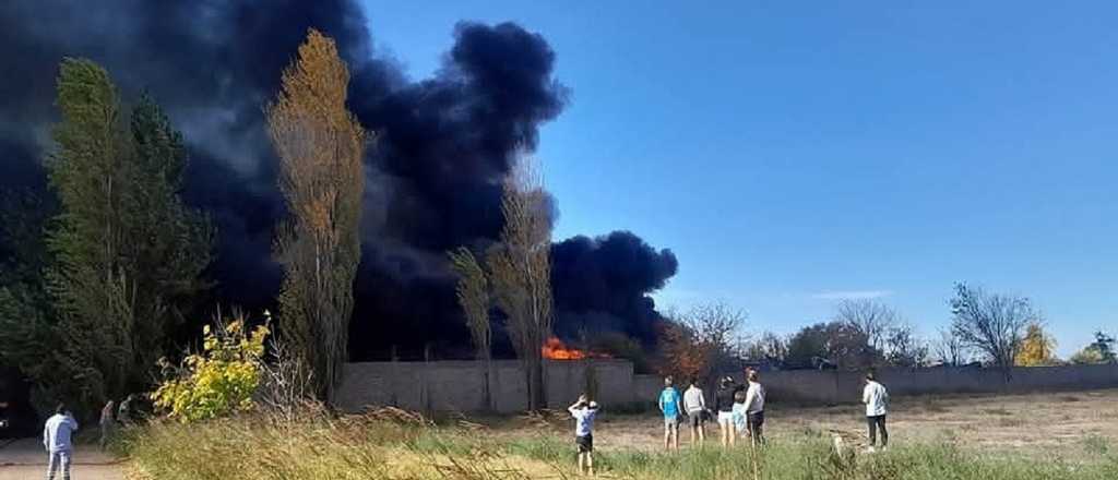 Aún no controlan el incendio de una chacarita en San Rafael 