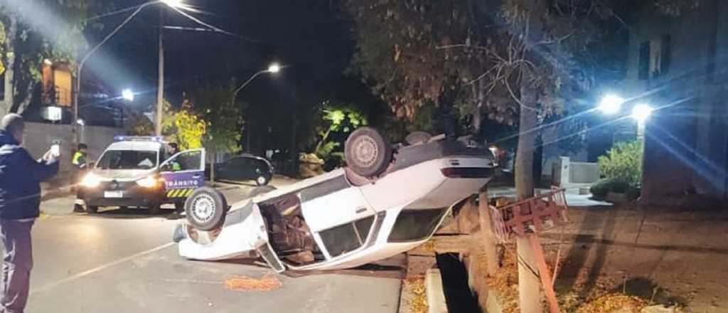 Conductor ebrio volcó con su auto en una transitada calle de Dorrego