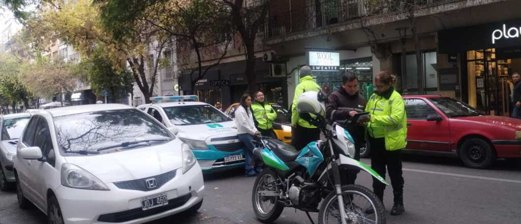 Dos agentes de tránsito fueron atropellados en pleno Centro