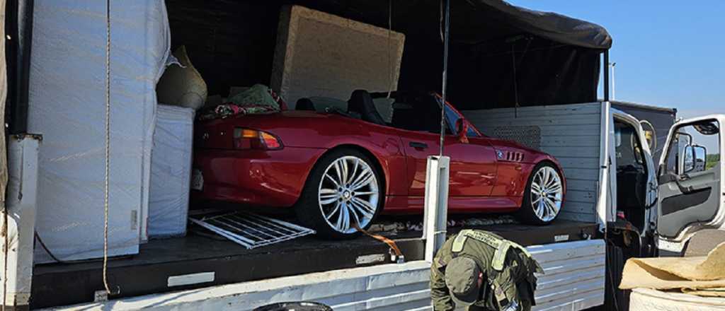 Descubren un auto de lujo oculto en un flete rumbo a Buenos Aires