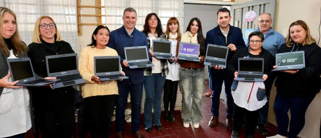 Escuelas primarias de Godoy Cruz recibieron equipamiento tecnológico 