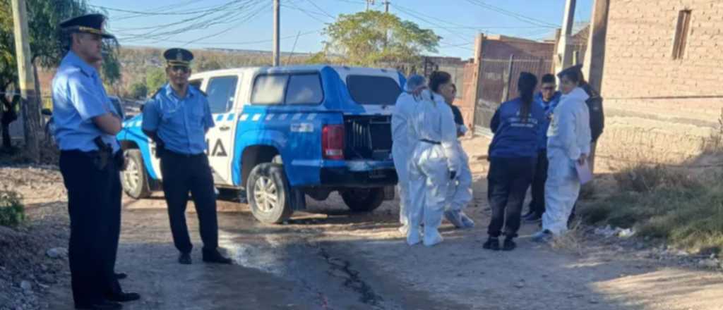 Hallaron a un hombre asesinado en su casa y su pareja dormía al lado