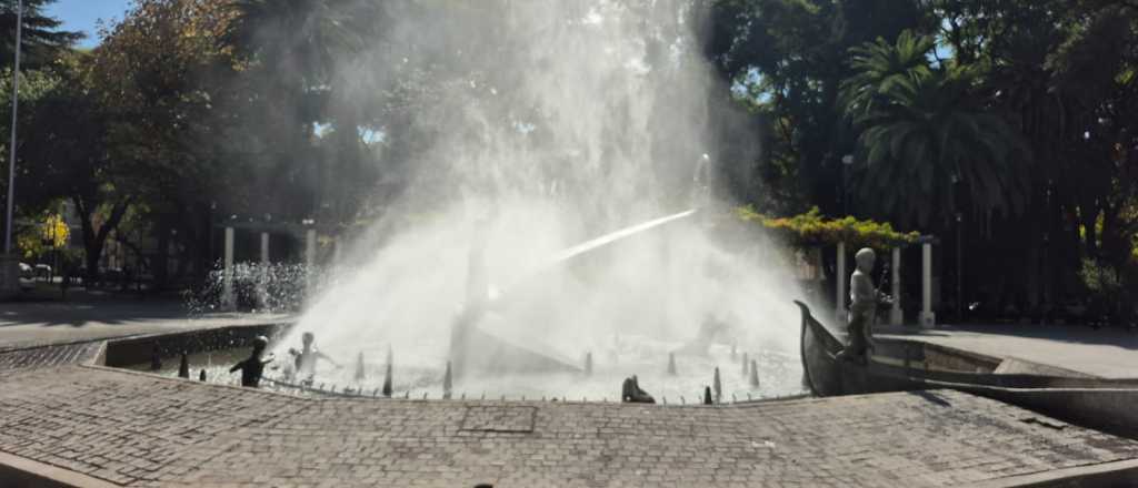 Video: como en Matrix, los mendocinos esquivan el agua en Plaza Italia