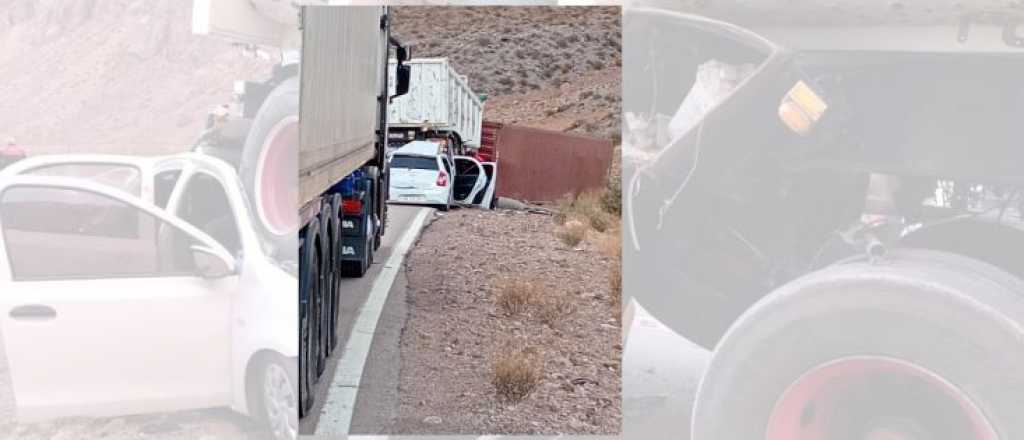 Trabajan con grúas para quitar el auto y los camiones que chocaron en la Ruta 7