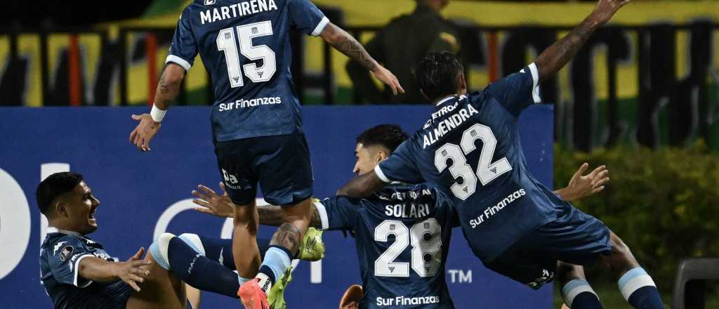 Racing goleó a Bucaramanga en Colombia y es líder en su zona