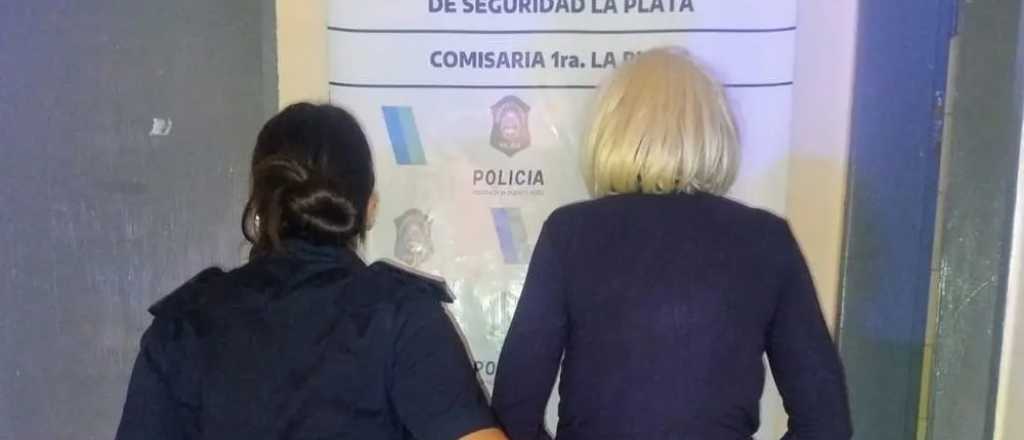 Una mujer usó un disfraz en un banco para cometer una estafa