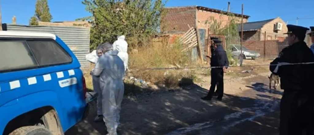 Lo encontraron muerto con un balazo en el pecho y su esposa durmiendo al lado