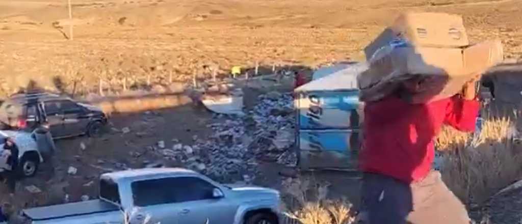 Video: volc&oacute; un cami&oacute;n, el chofer muri&oacute; y saquearon la mercader&iacute;a