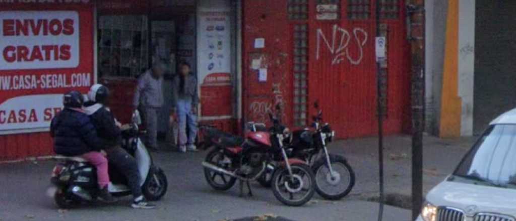 Video: crece el robo de rejillas en las veredas del Centro