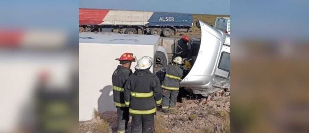 Un camionero mendocino choc&oacute; de frente y muri&oacute; en R&iacute;o Negro