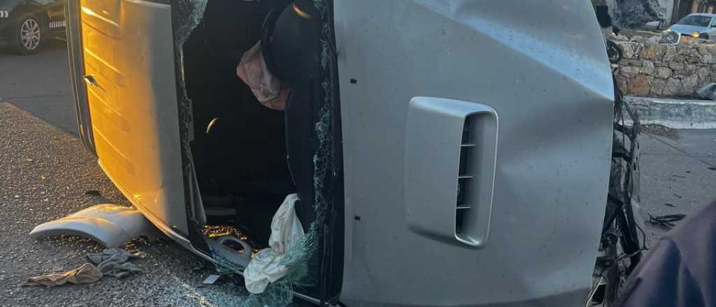 Una embarazada chocó contra una rotonda y volcó en su camioneta