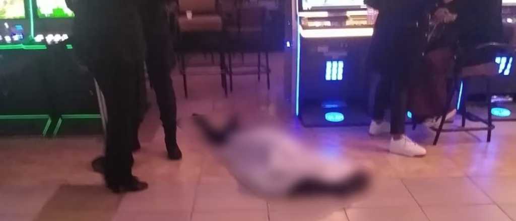 Una jubilada murió en un bingo y los apostadores siguieron jugando