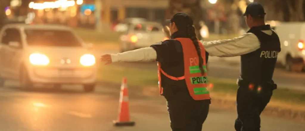 Ebrio en un Mercedes intentó evadir un control y chocó un móvil policial