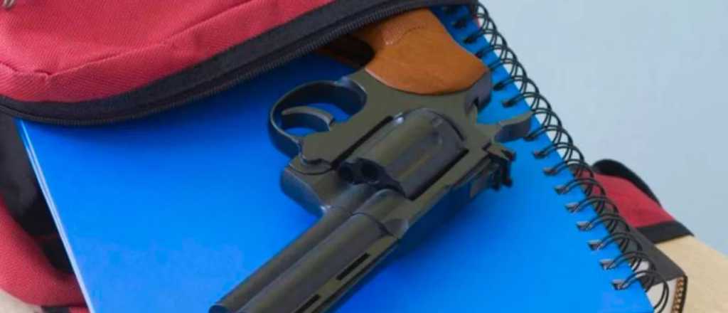 Un alumno llevó un arma a una escuela de Rosario y escapó a los tiros