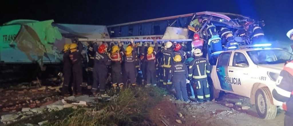 Al menos cuatro muertos en un choque entre un micro y un cami&oacute;n en Ruta 3