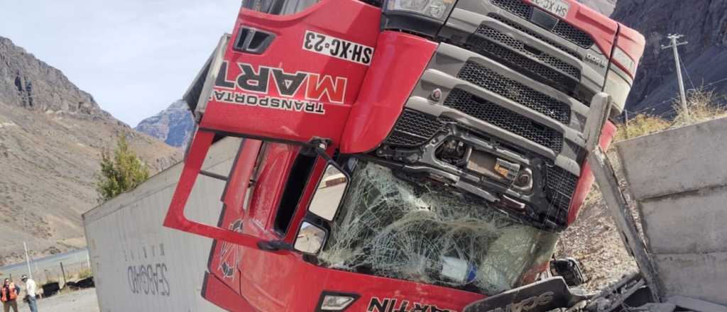 Otro accidente en la ruta a Chile: volcó un camión en los Caracoles