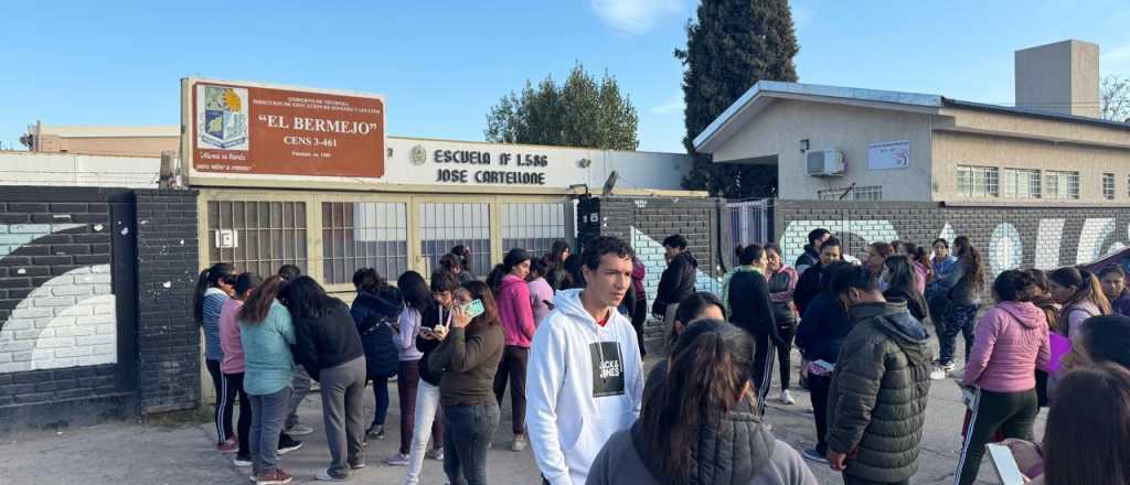 Protesta de padres en la escuela donde un celador habría abusado a un menor