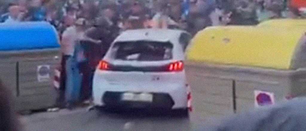 Videos: un auto atropelló a decenas de hinchas antes del Espanyol-Barcelona