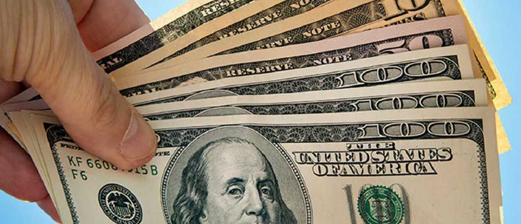 El dólar retrocede y se acerca a los $1.400 en los bancos