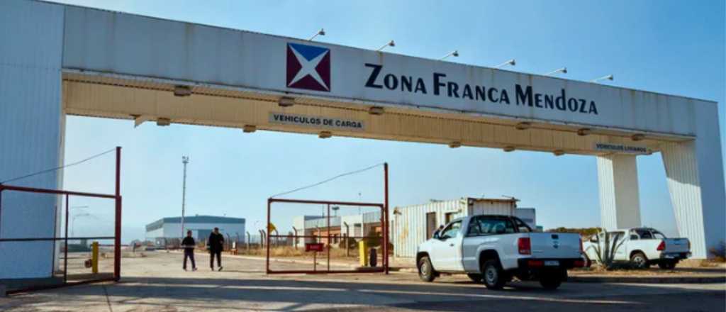 Subastarán dos máquinas cosechadoras abandonadas en la Zona Franca