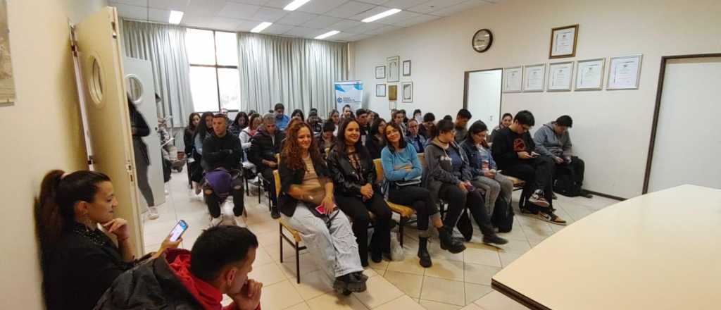 Unas 50 mujeres ensamblan paneles solares en Las Heras