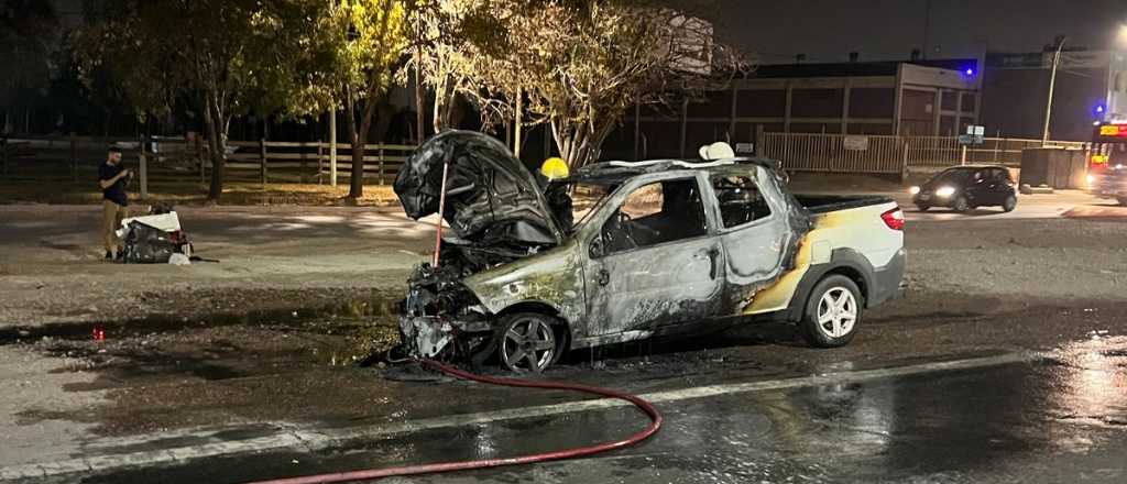 Se incendió una camioneta tras chocar con un auto en el Acceso Este