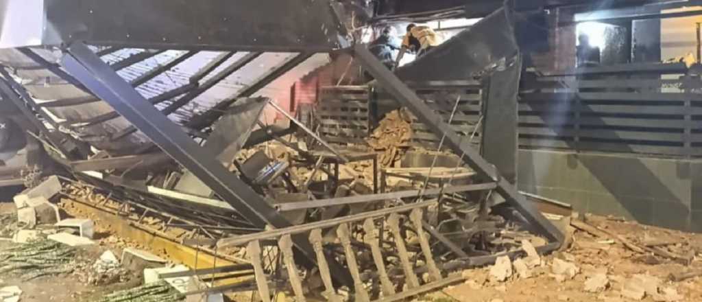 Colapsó el techo de un edificio y cayó sobre un bar en Córdoba