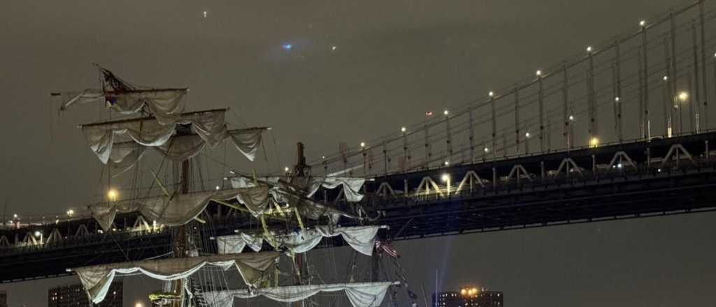 Un buque mexicano chocó contra el puente de Brooklyn: hay dos muertos